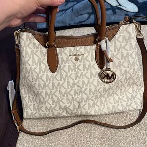 Brand new Michael Kors satchel. Can be worn hand held, shoulder bag, Crossbody.